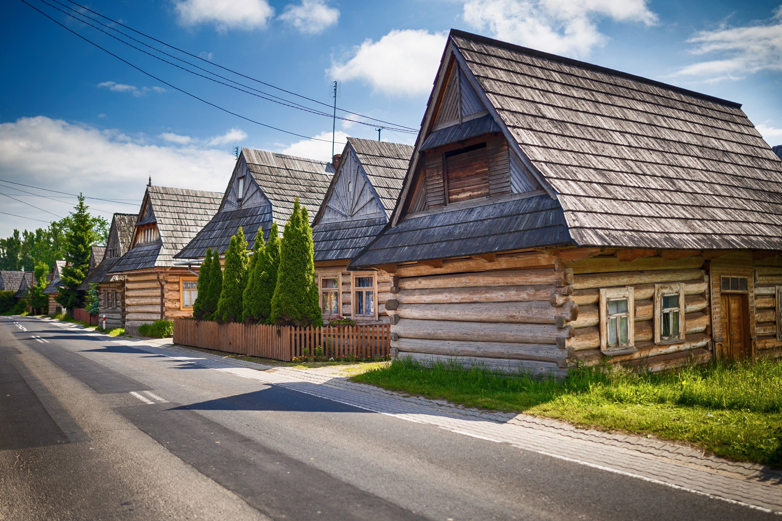 Tradycyjna zabudowa Chochołowa - domy z bali, kryte gontowymi dachami, stojące przy ulicy
